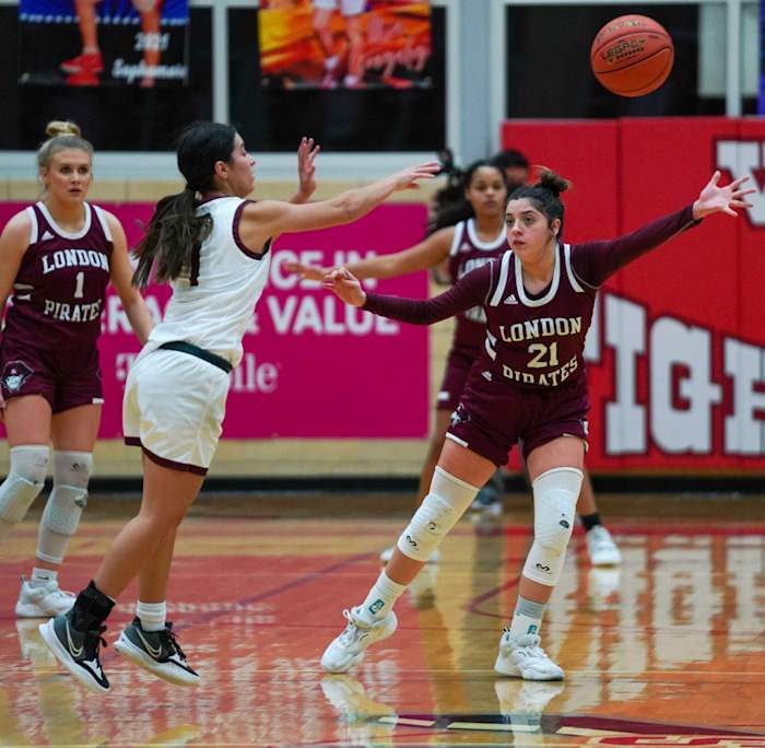 mathis-london-girls-basketball-playoffs00029